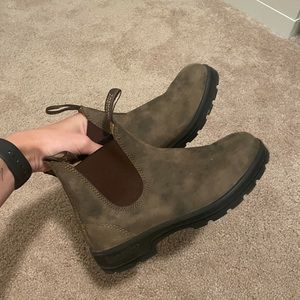 Women’s brown blundstone boots size 8, like new condition!